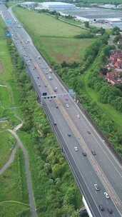 建筑物附近道路上的汽车