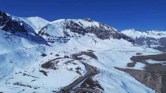 安第斯山脉的滑雪站中心。雪冬天的风景。