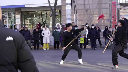 街头传统服饰表演队伍游行