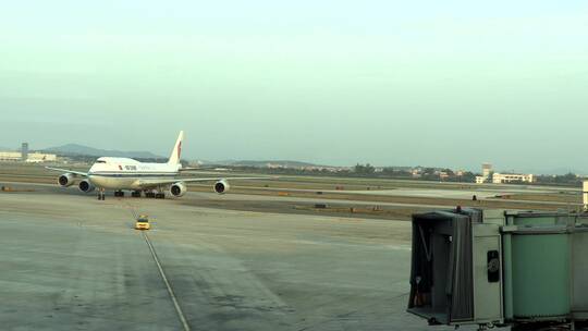 国航747飞机从跑道进入停机坪视频素材模板下载