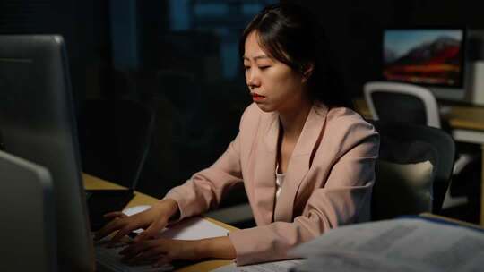 职场女白领深夜加班