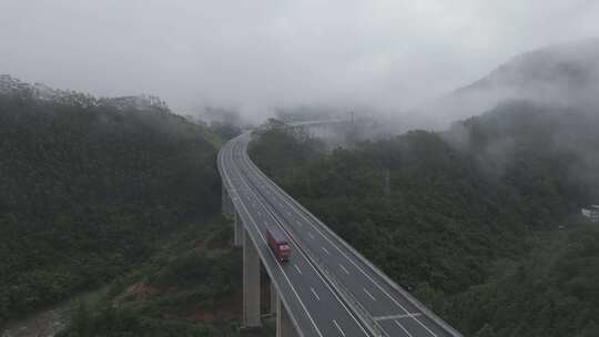 信宜云茂高速航拍，绿色高速公路