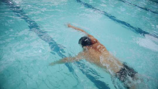 游泳运动员在泳池蛙泳