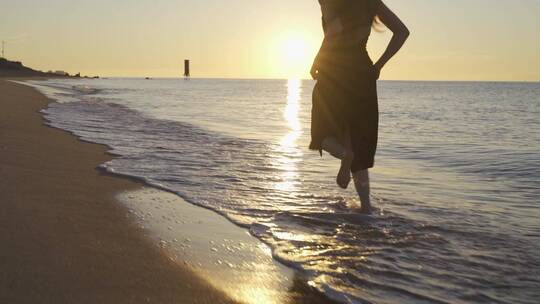 清晨日出美女走在海边奔跑沙滩跑步未来希望