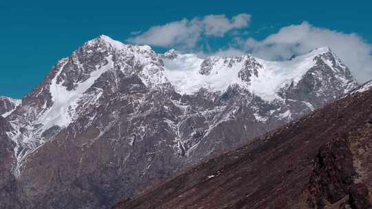 航拍天山博格达峰