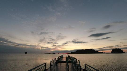 山东威海高区小石岛栈桥晚霞天空延时4K