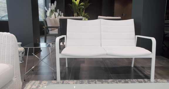 豪华别墅夏季和露台简约家具的现代白色椅子