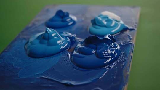 调色板上的蓝色系颜料