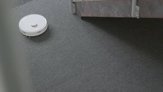 自动吸尘器在清洁地毯视频素材模板下载