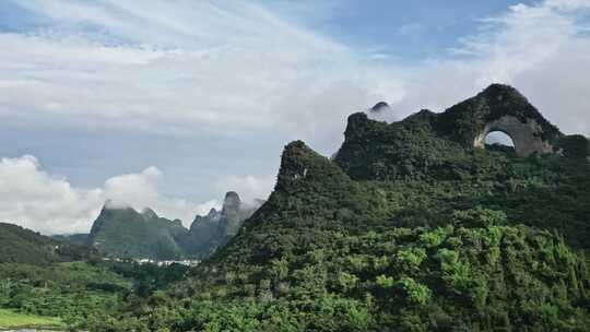 云雾缭绕的桂林阳朔月亮山景区风光