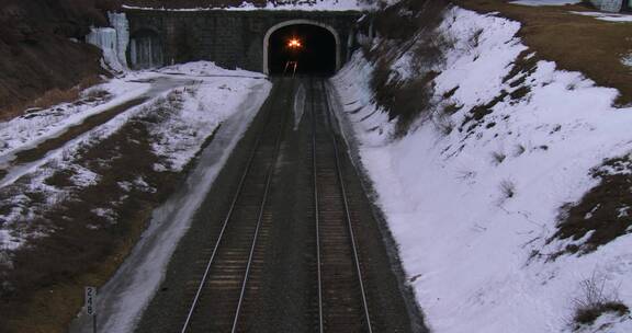 冬季穿越隧道的旅客列车