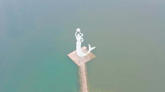 航拍营口市鲅鱼圈区鲅鱼公主海上雕塑