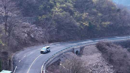 山林车道大巴车警车