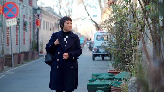 冬季走在北京古老胡同的东方女性