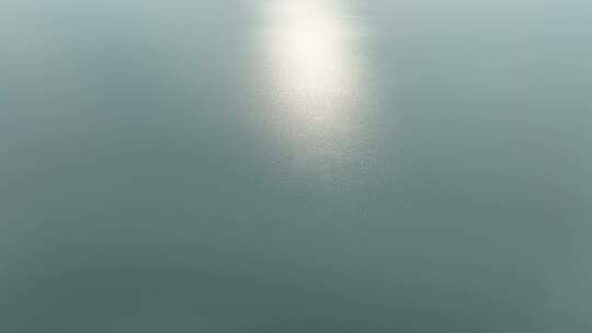 航拍湖水波光粼粼湖面水面安静海面阳光大海