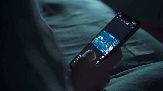 夜晚在被窝里玩手机刷抖音视频素材模板下载