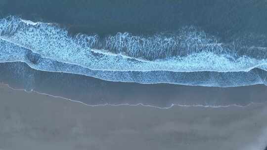 俯拍沙滩潮汐海水浪花拍打海岸海边涨潮退潮