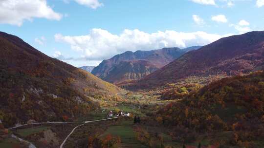 秋天山村全景