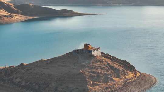 西藏羊卓雍错日托寺日出大气航拍风景