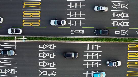 一线城市城市快速路繁忙的车流俯拍航拍