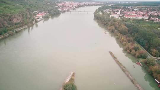 下奥地利瓦豪美妙多瑙河的无人机镜头