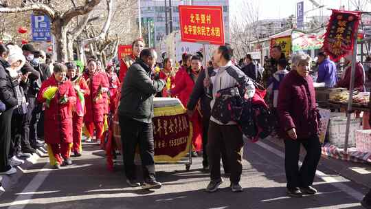 北平望村农民艺术团街头表演