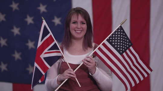 举着美国国旗和英国国旗的女人