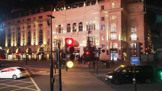 城市夜晚街角的建筑
