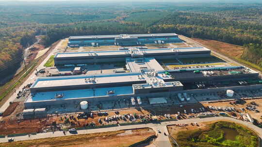 现代大型生产厂房结构装配施工现场鸟瞰图