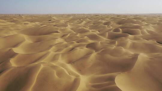 新疆塔里木盆地浩瀚的沙漠