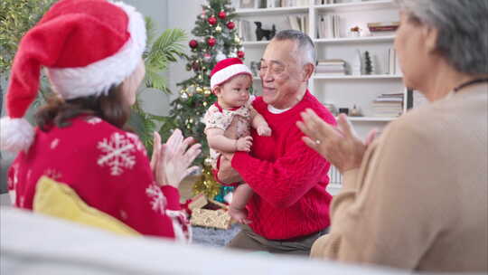 一个大家庭在家里一起庆祝的快乐时刻的小孩