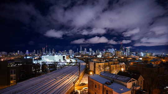 夜景，白色蓬松的云掠过白雪覆盖的芝加哥天