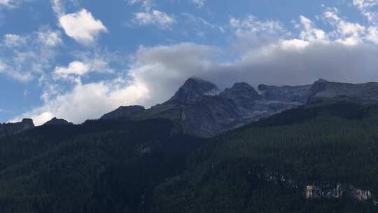 哈巴村航拍哈巴雪山