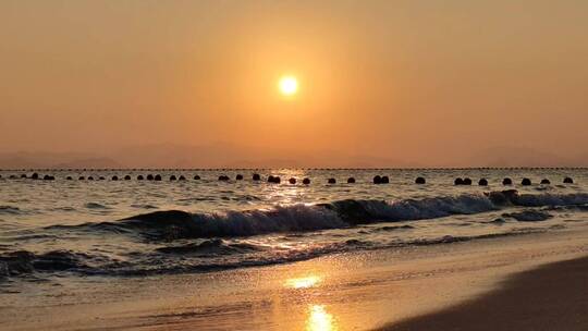 沙滩上的海边日落夕阳