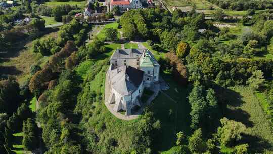 空中拍摄村庄的城堡视频素材模板下载