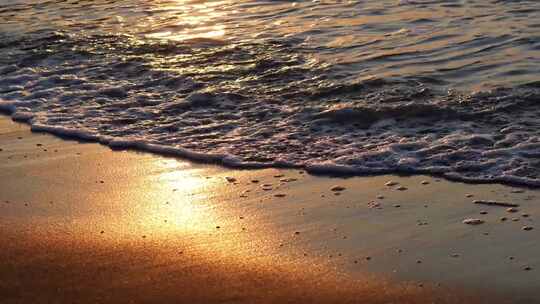 海浪拍打在沙滩上特写