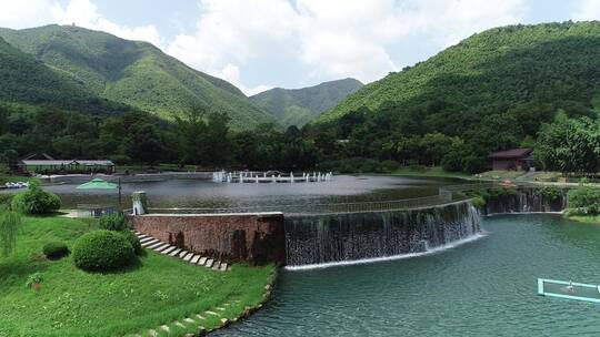 航拍宜兴竹海旅游生态瀑布喷泉