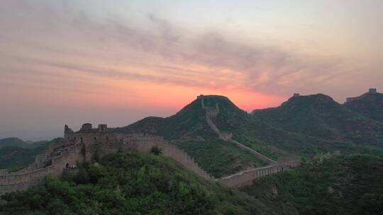 金山岭长城夏季日出朝霞长城航拍风光