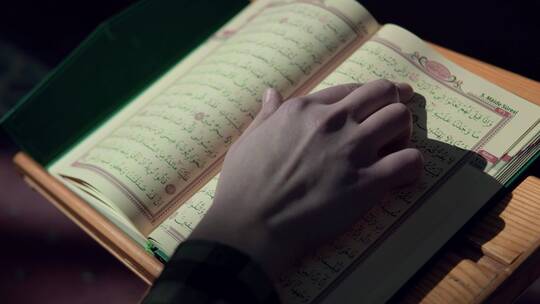 男子手持古兰经的特写