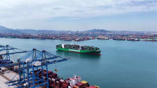 港口集装箱货轮俯拍画面