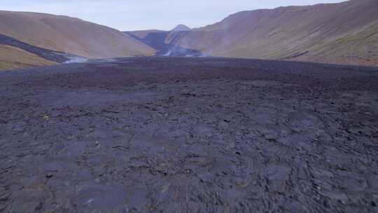 冰岛雷克雅未克法格拉达尔斯法哈尔火山白天喷发后的黑色熔岩场。-空中