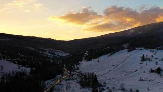 冬季山林夕阳雪地