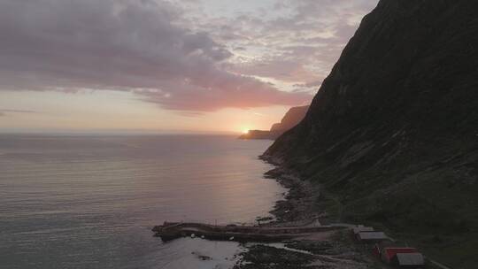 航拍夕阳下安静的海滨