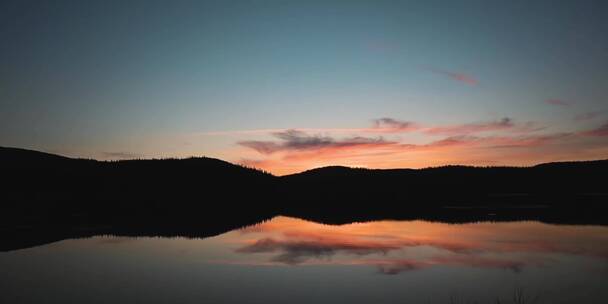 夕阳彩霞湖水倒影