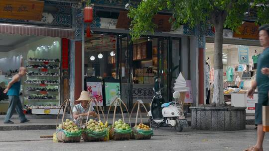 水果小贩视频街景路边卖水果的小贩农民视频素材模板下载