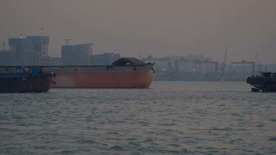 货船沿着长江逆流而上