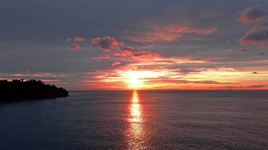 海面落日余晖洒在海面