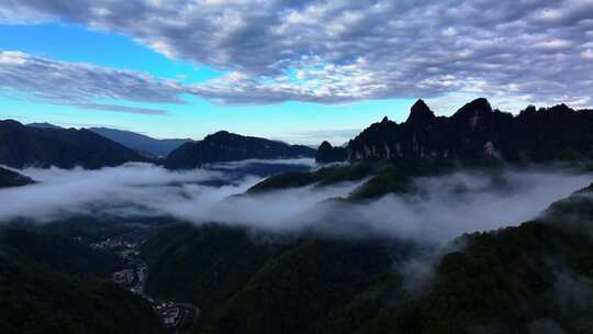 4K唯美航拍重庆清晨光雾山云海风景