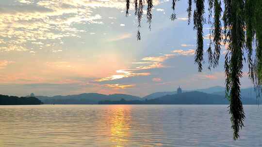 立冬早晨杭州西湖水面游船与雷峰塔水墨画