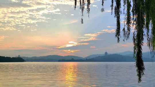 立冬早晨杭州西湖水面游船与雷峰塔水墨画视频素材模板下载